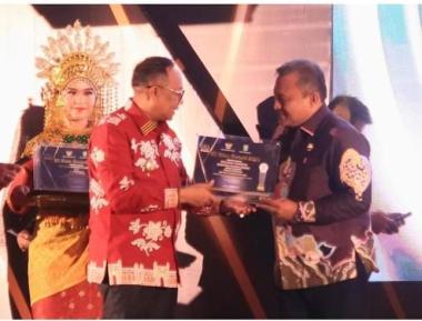 bpemkab-kuantan-singingi-terima-anugerah-ki-riau-award-2024b