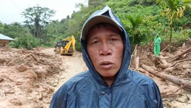 bbupati-tapteng-terjebak-longsor-saat-pulang-dinas-dari-medan-di-jalan-tarutung-jalan-kaki-hampir