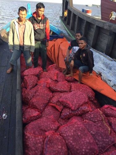 Polair Dumai Tangkap KM Meranti Pengangkut 5 Ton Bawang Merah Asal Malaysia yang Disembunyikan di Dek Kapal