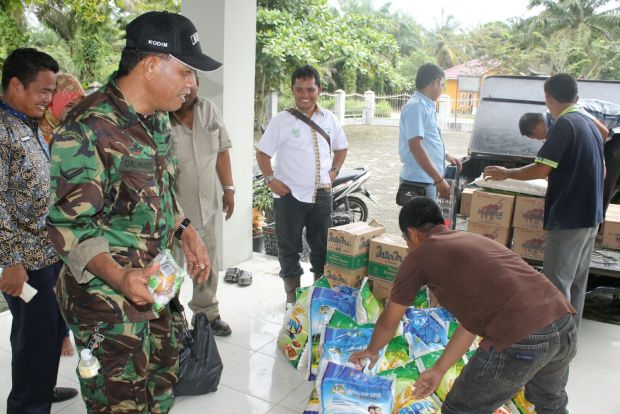 PT Inti Indosawit Subur Bantu Korban Banjir di Desa Tanjung Pauh Kuansing