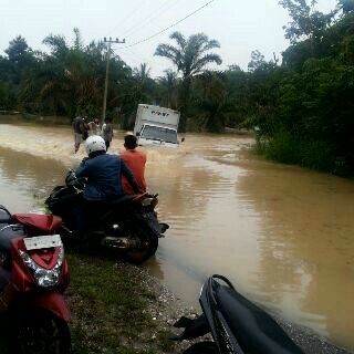 Luapan Sungai Singingi Rendam Rumah di Tanjung Pauh, tapi Mobil Ini Nekat Terjang Banjir