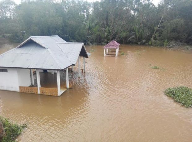 Bangunan Wisata Sampan Leper Kuala Getek di Inhil Terkesan Mubazir; Air Naik Terendam, Air Surut Berlumpur