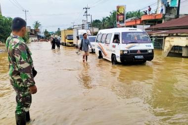 bsungai-batanglubuh-di-kabupaten-rohul-meluap-permukiman-warga-di-satu-kelurahan-dan-empat-desa