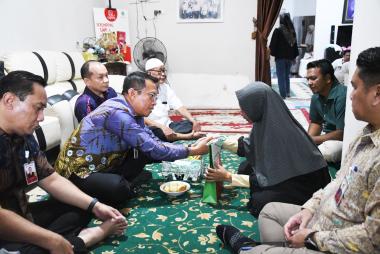 bserahkan-santunan-direksi-brk-syariah-sampaikan-duka-mendalam-atas-meninggalnya-siti-hajarb