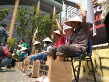 kunjungan-ibu-negara-iriana-jokowi-ke-pekanbaru-disambut-aksi-cor-kaki-sebagai-solidaritas-tolak