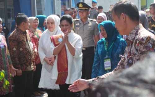 Tiba Tepat Waktu di Riau, Iriana Jokowi Tampak Anggun Kenakan Baju Putih Dipadu Selempang Songket Khas Riau Berwarna Merah