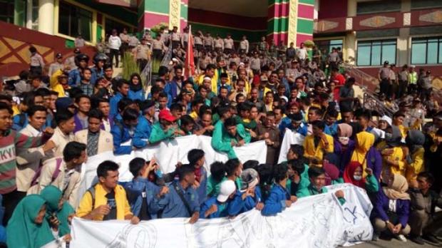Di Hadapan Aliansi Mahasiswa yang Mendemo DPRD Riau, Ketua Pansus Umumkan Pajak Pertalite Turun Jadi 5 Persen