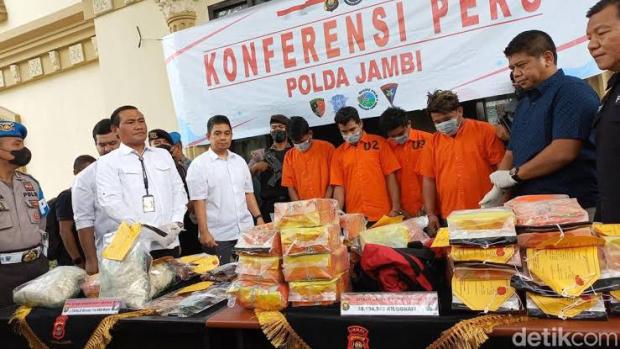 4 Kurir Asal Riau Bawa 30 Kg Sabu & 7 Kg Pil Ekstasi Senilai Rp40 Miliar Lebih, Pelaku Dibekuk di Jambi