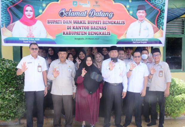 Bupati Kasmarni Serahkan Zakat Harta ke Baznas Bengkalis