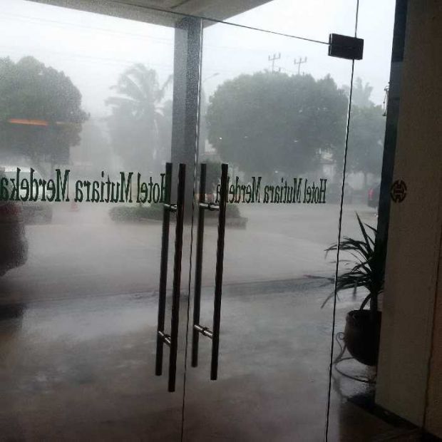 BREAKING NEWS: Hujan Angin Serta Badai Petir Landa Pekanbaru