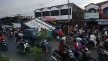hujan-dan-angin-kencang-di-pekanbaru-papan-reklame-besi-roboh-timpa-warung-dan-2-motor