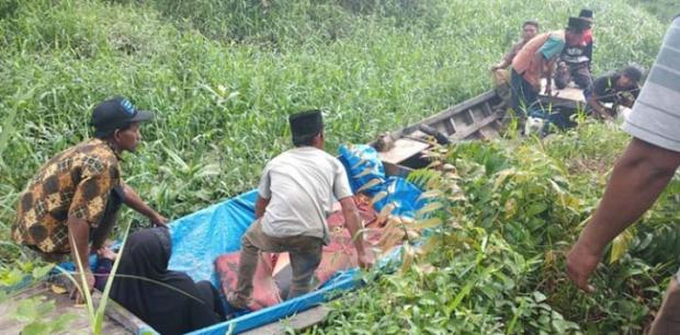 Mau Antar Nasi untuk Suami yang Bekerja di Ladang, Ibu dan Anak di Tempuling Indragiri Hilir Jatuh ke Kanal lalu Tewas
