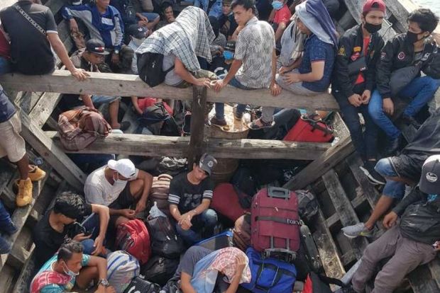 Ditinggalkan Begitu Saja oleh Kapal yang Mengangkut dari Malaysia, 72 TKI Ilegal Telantar di Pinggir Sungai Ludam