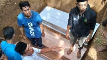 Tiga Bersaudara Korban Tabrakan di Riau Dimakamkan dalam Satu Liang Lahat di Kampung Halaman di Pessel Sumbar