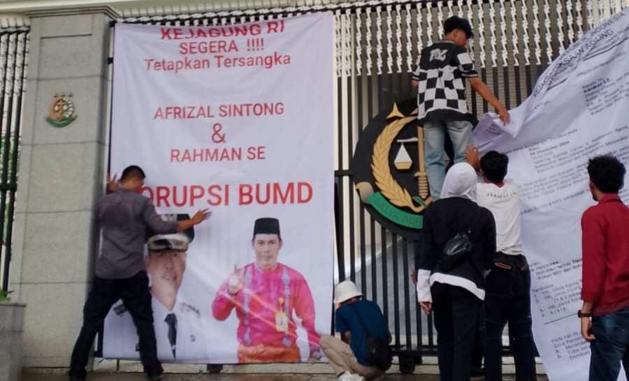 <b>Unjuk Rasa di Kejagung, Ipemarohil Jakarta Desak Penyidik Tetapkan Dirut SPRH Perseroda sebagai Tersangka Dugaan Penyimpangan Dana PI</b>