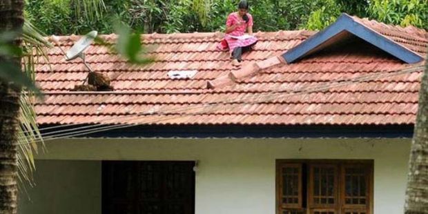 Mahasiswi Ini Naik ke Atap Rumah dan Rela Duduk Berjam-jam demi Dapatkan Sinyal untuk Kuliah <i>Online</i>