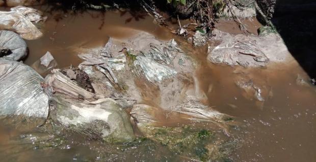 Sungai di Desa Tuapelang Indragiri Hulu Diduga Tercemar Limbah Pabrik PT SIR