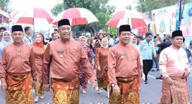 brokan-hulu-tampil-memukau-di-pawai-taaruf-mtq-ke43-provinsi-riau-bupati-dan-wabup-ikut-dari-awal