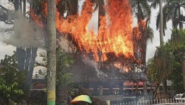 bbocah-13-tahun-asal-rokan-hilir-riau-tak-sengaja-bakar-rumah-adat-di-medanb