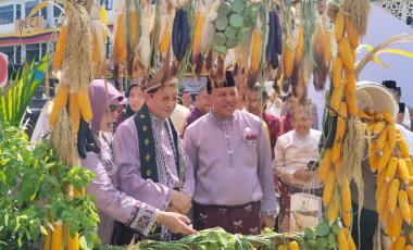 bbupati-kuantan-singingi-terima-penghargaan-dari-menteri-agama-di-mtq-ke44-riaub