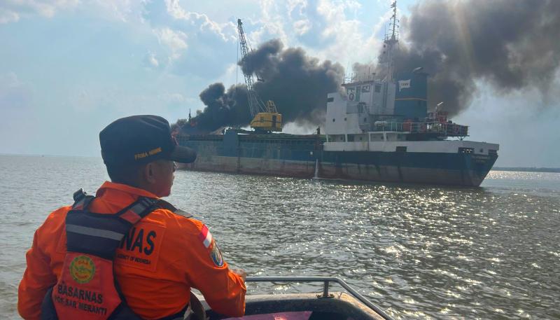 <b>Sebuah Kapal Tanker Bermuatan Sagu Terbakar di Perairan Kepulauan Meranti Riau</b>