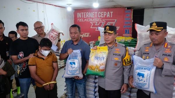 <b>Distributor Beras Oplos di Riau Raup Rp 1 M Selama Setahun Operasi</b>