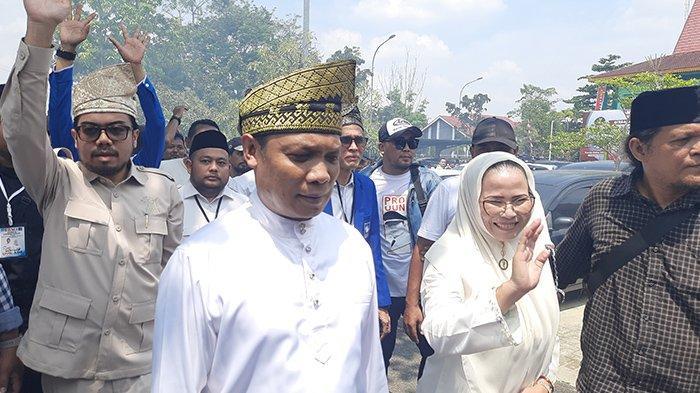 <b>Muflihun-Ade Hartati Naik Mobil Jeep Datangi Kantor KPU Pekanbaru untuk Mendaftar Ikut Pilkada 2024, Mantan Wali Kota Firdaus ST MT Turut Mendampingi</b>