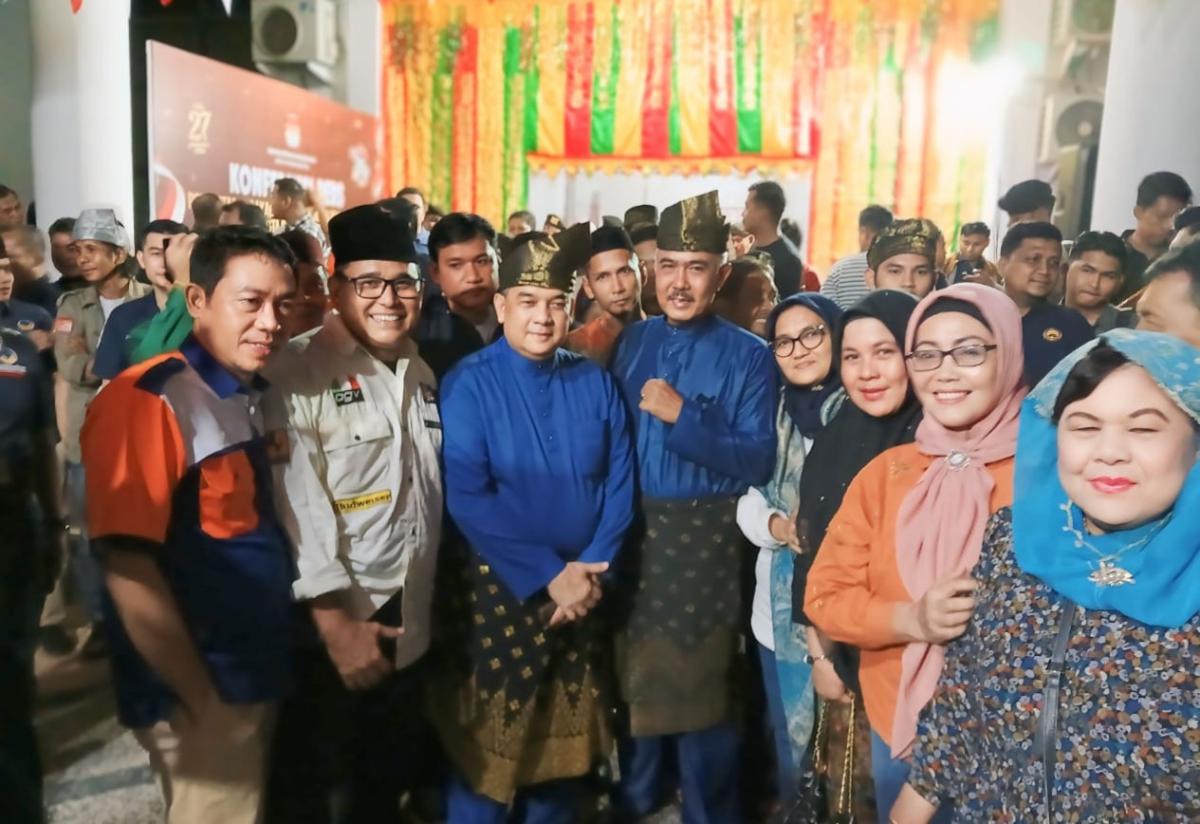 <b>Brigjen TNI (Purn) Edy Natar Nasution Bersama Pendampingnya Dastrayani Bibra Resmi Mendaftar Ikut Pilkada Kota Pekanbaru 2024</b>
