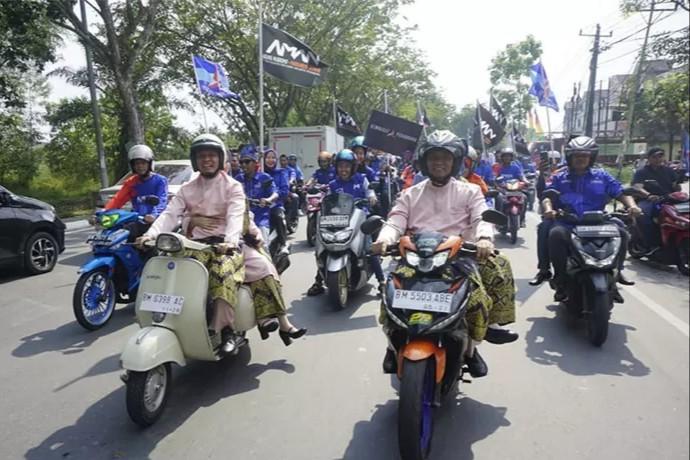 <b>Mengendarai Vespa Klasik dan Sepeda Motor Bebek, Pasangan ”Aman” Mendaftar ke KPU Kota Pekanbaru untuk Ikut Pilkada Serentak 2024</b>