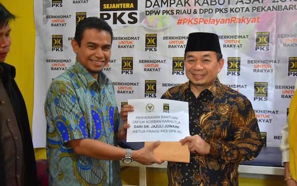 Ketua Fraksi PKS DPR RI Serahkan Gajinya untuk Korban Asap Riau