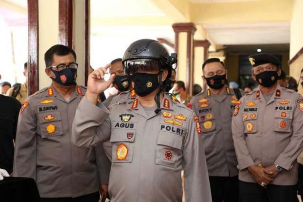 Helm Pintar yang Dipakai Jenderal Ini Bisa Mengecek Suhu Tubuh Setiap Orang, tak Perlu Gunakan <i>Thermometer</i>