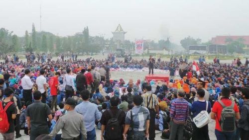 Ribuan Mahasiswa Duduki Kantor Gubernur Riau, ”Kalian Enak-enakan di Ruangan AC, Sementara Ada Warga yang Meninggal karena Terpapar Asap”