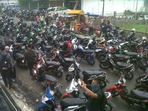Massa KAMMI Blokir Jalan Teuku Umar Pekanbaru dan Bakar Produk-produk Sinar Mas Group di Kantor PT Arara Abadi