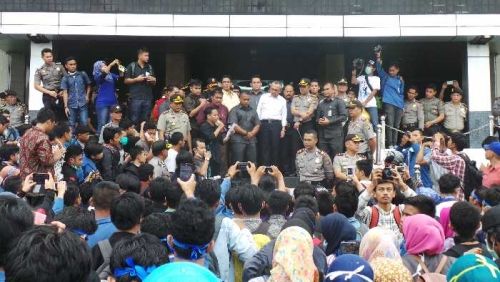 Temui Ribuan Mahasiswa, Jawab Apa Adanya, Lalu Plt Gubernur Riau Kembali Masuk ke Kantornya