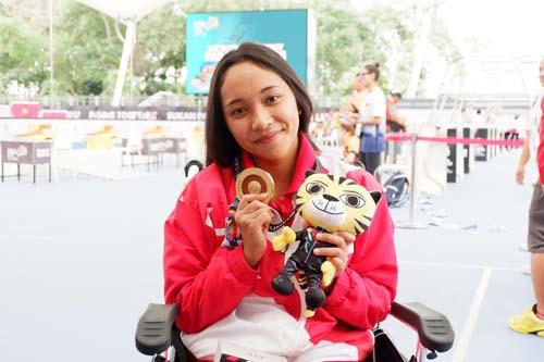 Laura Aurelia Dinda, Gadis Kelahiran Pekanbaru Peraih Emas ASEAN Para Games 2017; Bangkit Berprestasi meski Tak Mampu Berjalan