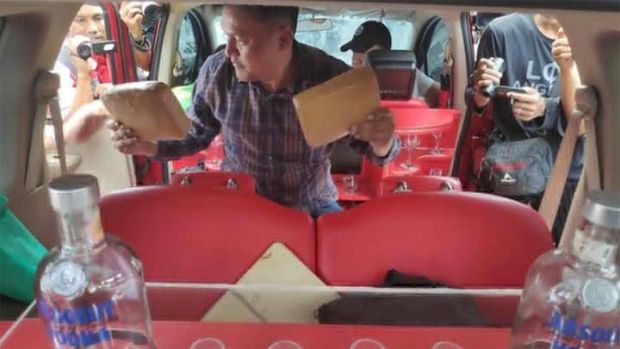 Mobil dengan Minibar Dicegat Polisi di Simpang Bingung Pekanbaru, 60 Kg Ganja yang Sudah Dikemas Diamankan