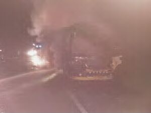 Akibat Korsleting, Bus Kurnia dari Medan Tujuan Pekanbaru Terbakar di Muarabasung Bengkalis