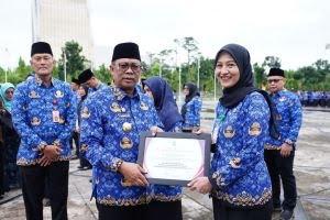 bpj-gubernur-riau-berikan-penghargaan-kepada-20-asn-berprestasi-di-lingkungan-pemprov-riau-berikut