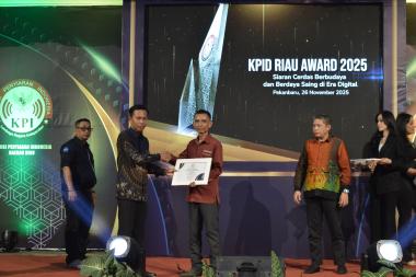 banggota-dprd-riau-andi-darma-taufik-didaulat-kpi-serahkan-penghargaan-kepada-ikompas-tvib