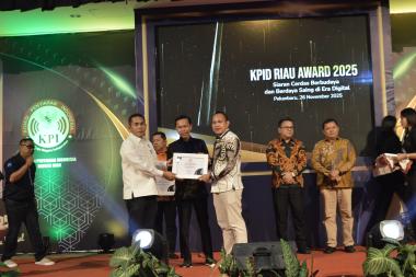 bdinobatkan-sebagai-institusi-peduli-penyiaran-tahun-2025-dprd-riau-terima-penghargaan-khusus-dari