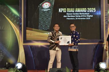 bhadir-di-ikpid-riau-awards-2025i-wakili-ketua-dprd-nur-azmi-hasyim-didaulat-serahkan-penghargaan