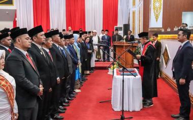 bucapkan-sumpah-jabatan-50-caleg-terpilih-sah-sebagai-anggota-dprd-kota-pekanbaru-periode-20242029b