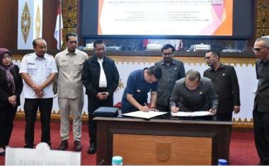 brapat-paripurna-ke11-dprd-dan-pemkot-pekanbaru-tanda-tangani-mou-kuappas-apbd-2025b