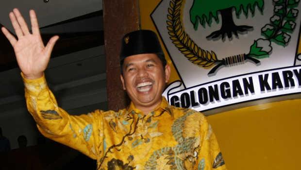 Berjalan dengan Tongkat, Anggota DPR RI Dedi Mulyadi Pimpin Penyegelan Lahan Sawit Ilegal di Riau