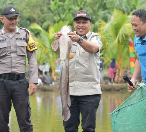 Gali Potensi Desa, Wabup Bengkalis Ikut Mancing Ikan di Kolam Bekas Galian Batu Bata