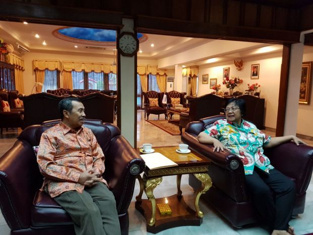 Sambangi Kediaman Menteri LHK Siti Nurbaya, Bupati Siak Syamsuar Laporkan ”Temuan Baru”