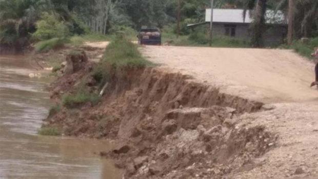 Jalan Penghubung Dua Desa di Kecamatan Sungailala Indragiri Hulu Ambrol akibat Abrasi