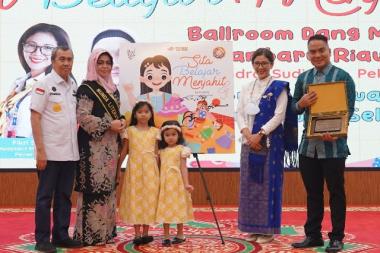 buku-pertama-karya-bunda-literasi-riau-diluncurkan-ini-pesan-gubernur-syamsuar