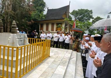 gubri-syamsuar-ziarah-ke-makam-pahlawan-nasional-tuanku-tambusai