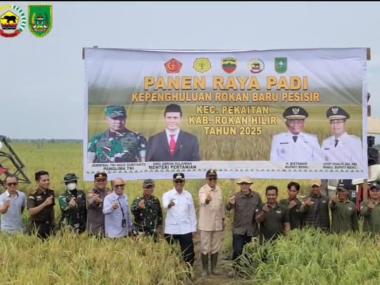 bdandim-0321rokan-hilir-bersama-bupati-panen-raya-dan-tanam-padi-di-desa-rokanbaru-pesisirb